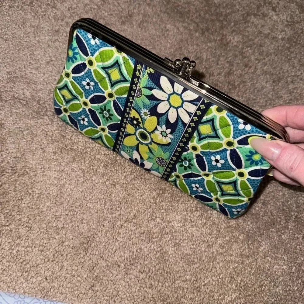VERA BRADLEY RETIRED DAISY DAIDY PATTER DOUBLE KISS LOCK CLUTCH GRN BLUE - Picture 3 of 16